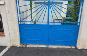 Préparation d’un portail ponçage rénovation, Peinture Ferrari, spécial garantie