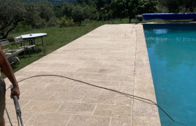 Traitement de tour de piscine avec produits spécifique pour pierres spécifiques, réalisé, chantier Lorient