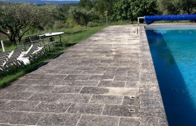 Traitement de tour de piscine avec produits spécifique pour pierres spécifiques, réalisé, chantier Lorient